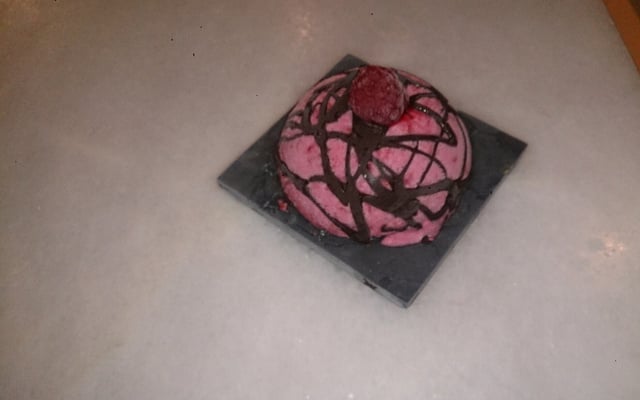 Mousse à la framboise en cage au chocolat