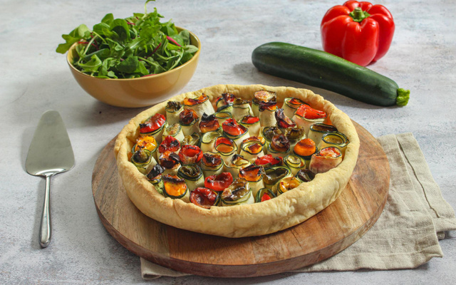 Tarte aux courgettes et poivrons roulés à la mozzarella