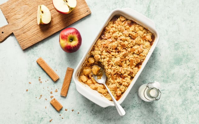 Crumble de pommes au caramel beurre salé et Gavottes