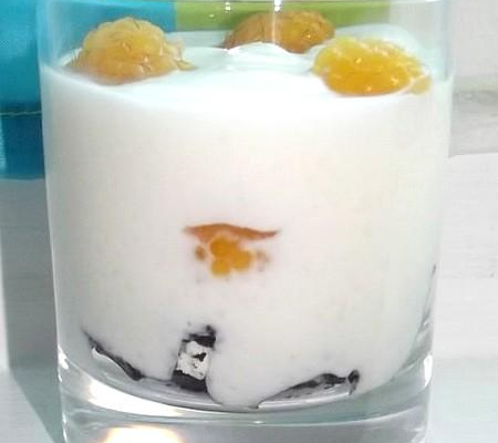 Verrine de fromage blanc à la violette et ses framboises jaunes