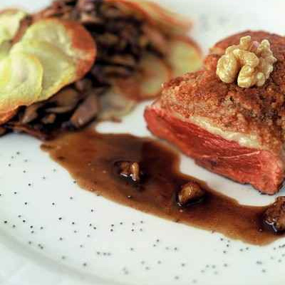 Magret en croûte de Noix du Périgord et cèpes poêlés en persillade