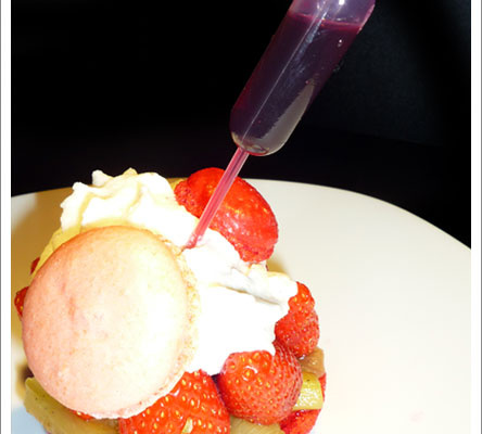 Macaron gourmand fraise, rhubarbe, hibiscus