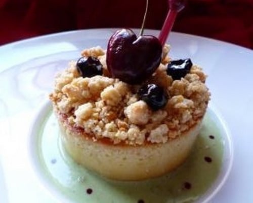 Baba griottes-pistache sous son crumble croustillant