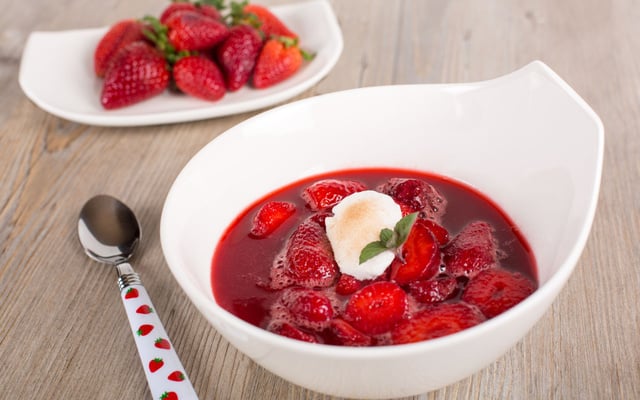 Soupe à la rhubarbe et fraises