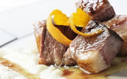 Canard laqué au caramel de fructose et confiture d'oranges de Séville, purée de navets