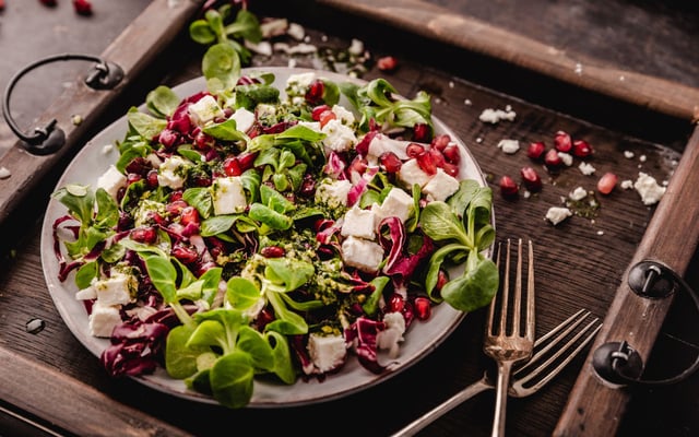 Salade de mâche, endive, feta et graines de grenade