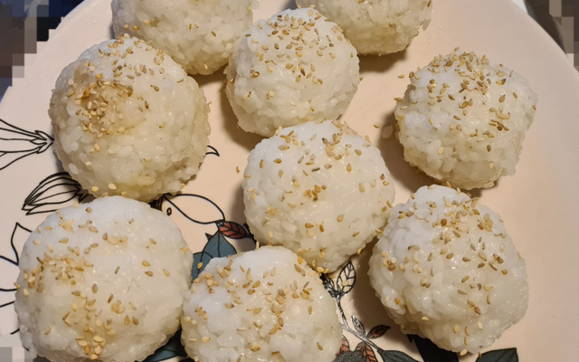 Boulettes de riz japonaises au poulet et sésame