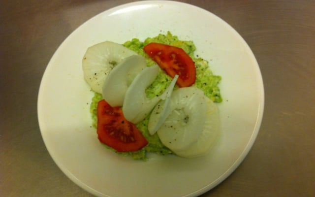 Pétale de radis noir à la mousse d'avocat