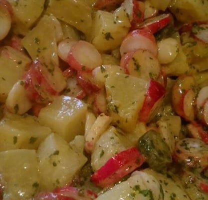 Salade de pomme de terre, radis, cornichon et vinaigrette citronnée