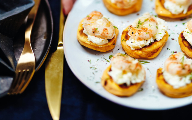 Mini-pancakes de patate douce, langoustine et crème fouettée à la cardamome
