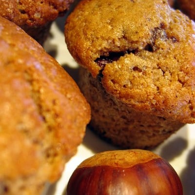 Muffins à la farine de châtaigne, au chocolat et à la fève tonka