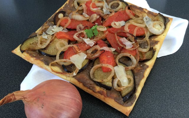Tarte fine au confit d'oignons Roscoff et légumes du soleil