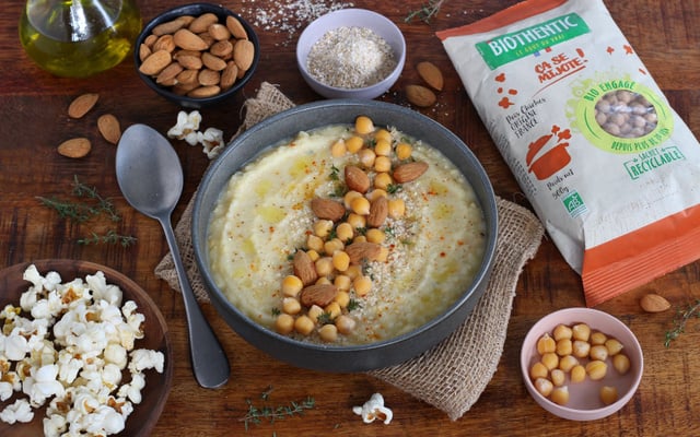 Soupe mixée de chou-fleur et pois chiches aux amandes