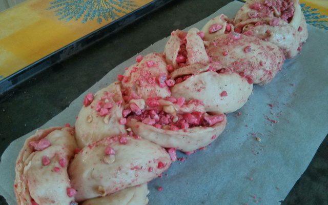 Brioche tressée aux pralines roses