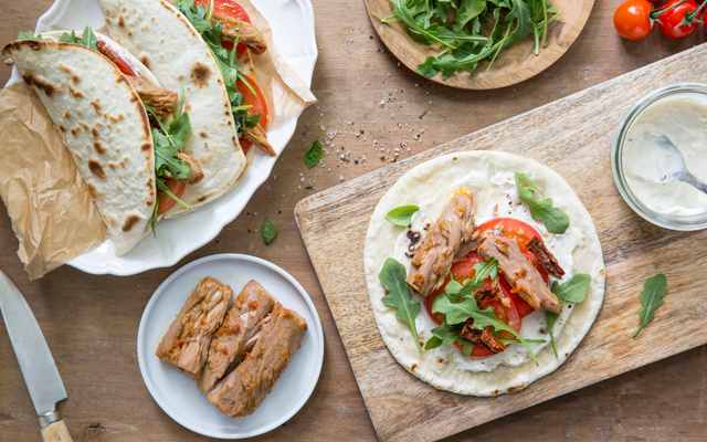Piadine aux filets de thon marinés à la tomate séchée