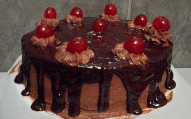 Génoise au chocolat avec crème et glaçage