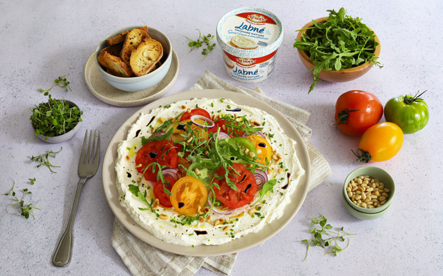 Salade de tomates au labné