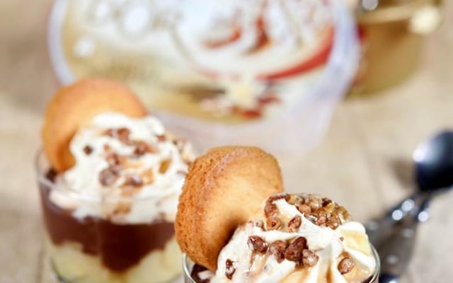 Coupe de Crème glacée Carte d'Or Façon Glacier Vanille et Noix de Pécan, compotée de poires et chocolat