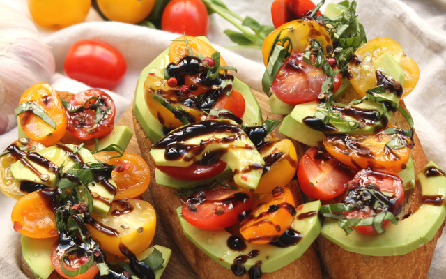 Bruschetta avocat, tomates et réduction de balsamique
