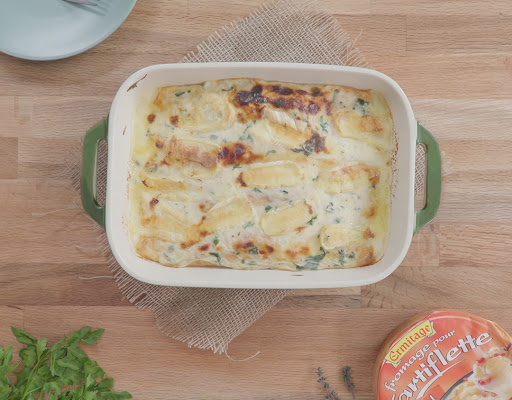 Gratin de crêpes au fromage à tartiflette, saumon fumé et herbes