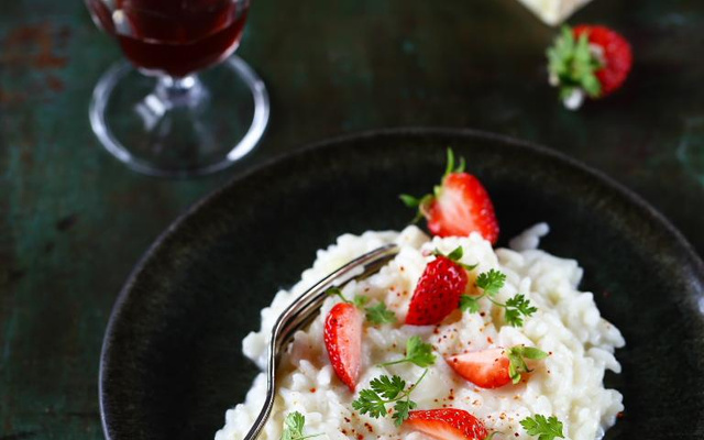 Risotto crémeux à l'Ossau-Iraty, fraises et piment d'Espelette