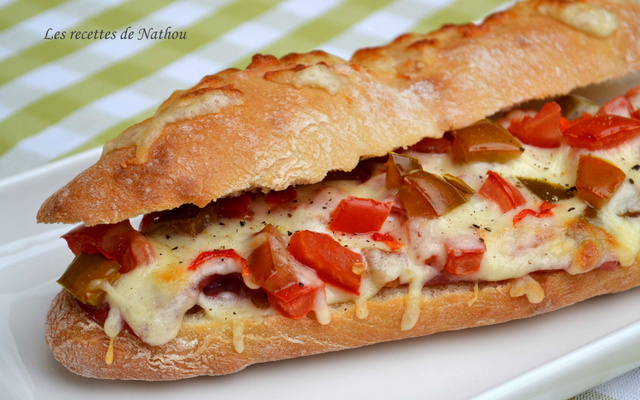 Baguette gratinée aux deux tomates, bresaola et piment doux du Chili