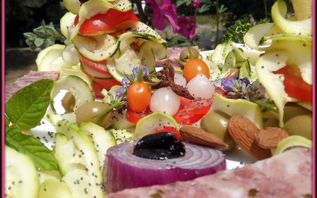 Assiette colorée pleine de couleurs et de fraicheur