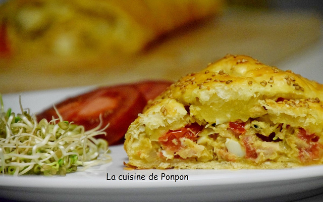 Feuilleté tressé au thon, olives et épices