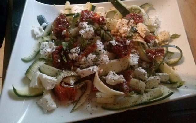 Tagliatelles courgettes, pignons, tomates séchées et feta