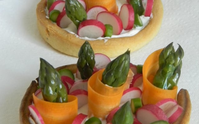 Tartelettes au St Môret et petits légumes de printemps