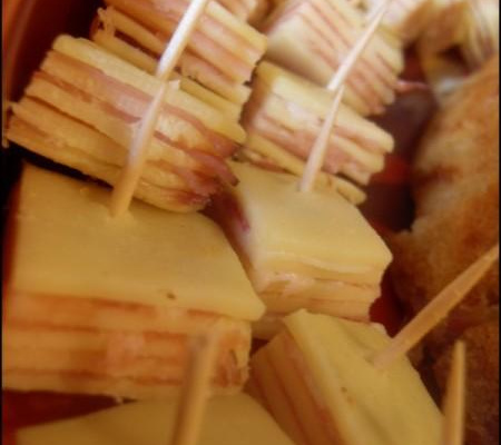 Bouchées de mille-feuille au fromage et au jambon cru