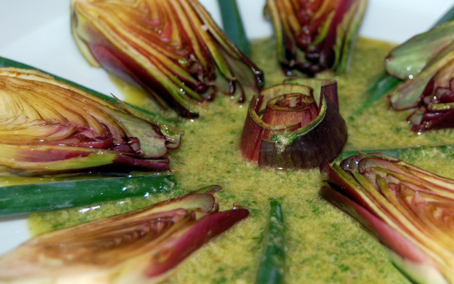 Artichauts crus, vinaigrette aux anchois