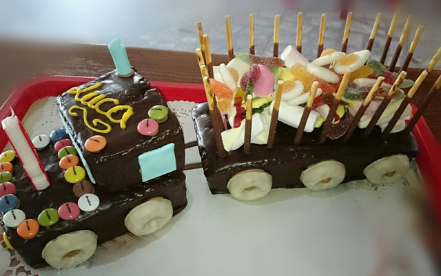 Le train anniversaire (marbré chocolat vanille)