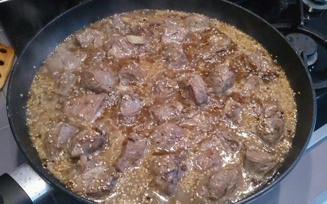 Joue de porc caramélisée et graines de sésame