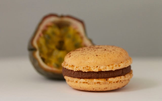Macaron chocolat au lait- fruits de la passion