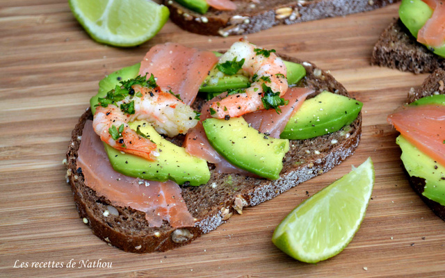 Tartines au saumon fumé, avocat mariné au citron vert et crevettes persillées
