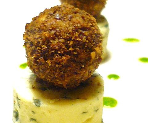 Canapé vertical à la fourme d'Ambert et au krispy praliné aux noix