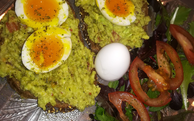 Tartines au guacamole et œuf mollet