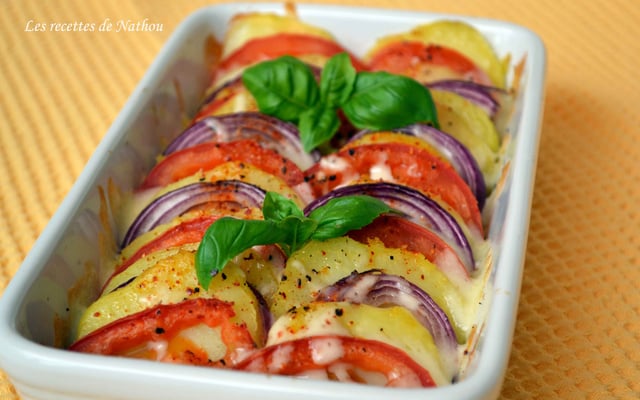 Tian de pommes de terre, tomates et oignons rouges à la mozzarella