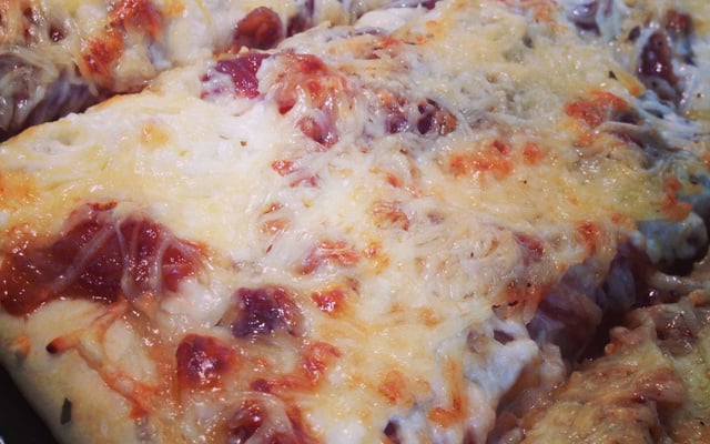 Pizza pâte échalotes origan, garniture oignons confits