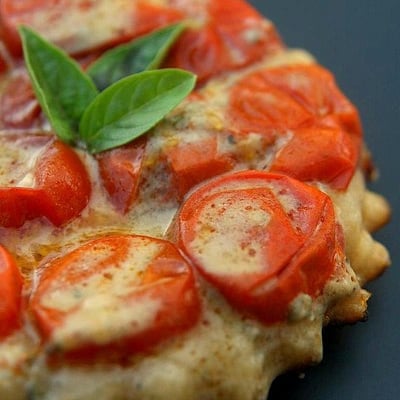Mini-tatin aux tomates-cerises et au roquefort, soupçon de basilic
