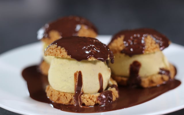 Profiteroles, glace vanille et sauce au chocolat