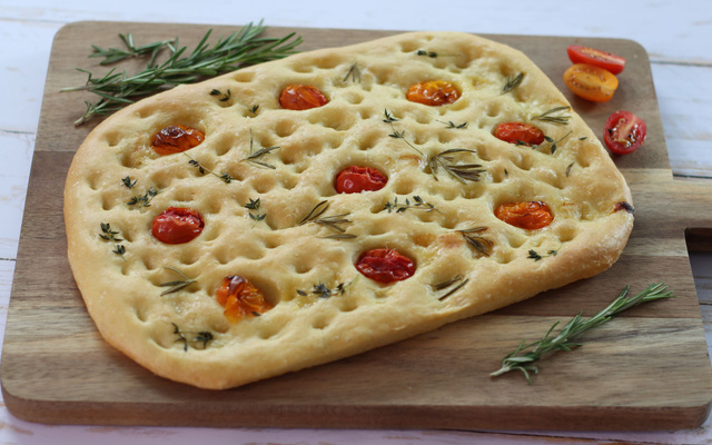 Focaccia aux tomates cerise et romarin