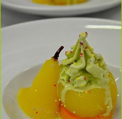 Poire pochée, potimarron et crème glacée à la pistache