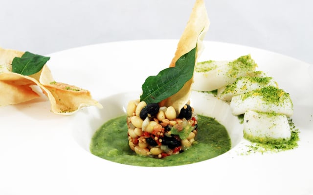 Salade de légumineuses et gaspacho de courgettes calamars grillés et pesto sec