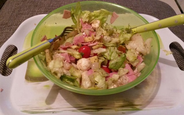 Salade de mozzarella, tomates et pommes fruits