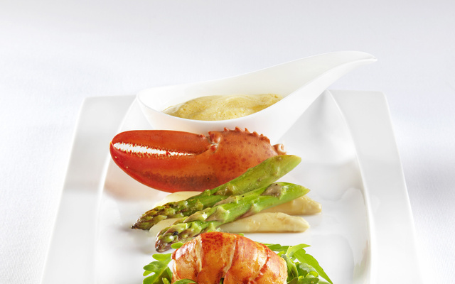 Homard sur lit d'asperges/roquette et sauce citronnée
