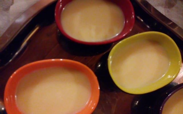 Panna cotta au chocolat blanc et sa sauce au caramel au beurre salé