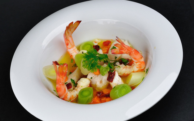 Nage safranée de poisson, crevettes impériales, chorizo et coriandre au bouillon Ariaké