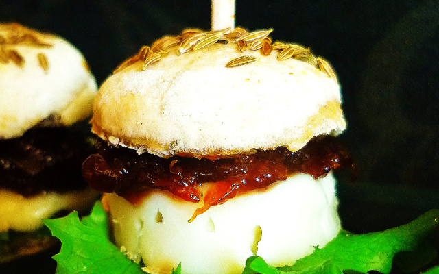 Mini Burger au fromage de brebis et dulce d'oranges amères
